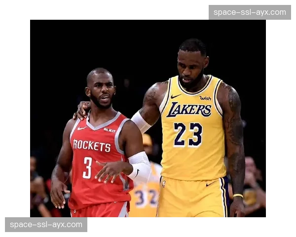 特写瞬间:老将克里斯·保罗抢断后快攻上篮,达成生涯2500次抢断里程碑 特写瞬间:老将克里斯·保罗抢断后快攻上篮,达成生涯2500次抢断里程碑