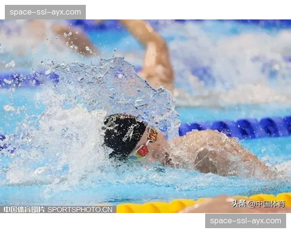 特写:游泳世锦赛女子4x200自接力,中国队最后一棒反超夺冠 特写:游泳世锦赛女子4x200自接力,中国队最后一棒反超夺冠